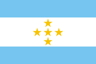 Drapeau du parti indépendantiste Tavini huiraʻatira. C'est aussi le drapeau proposé pour la Polynésie inépendante: chaque étoile représente un des cinq archipels.