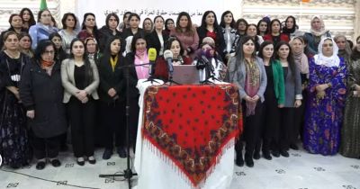 Légende: En mars 2026, la conférence des femmes du Nord-Est syrien issue de l'admini­stration multi­ethnique a réaffirmé «la nécessité de la reconnaissance de la diversité culturel linguistique et culturel comme un devoir sacré géré par la communauté sans interférence de l'État central.»