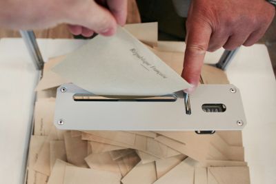 La participation aux élections représentatives constitue, pour le mouvement social et révolution­naire, une impasse qui ne peut engendrer que division, compromission, renoncement, institution­nalisation et instrumentalisation, éloignant les exploité·es de l'action directe.