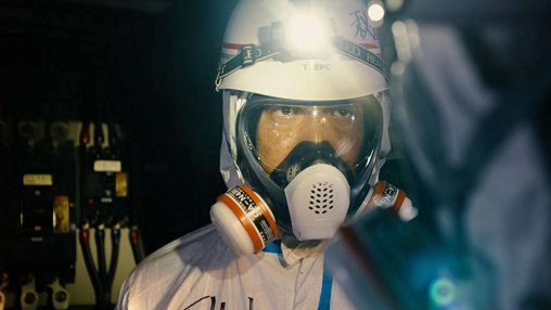 Un travailleur à Fukushima en tenue anti-radiation
