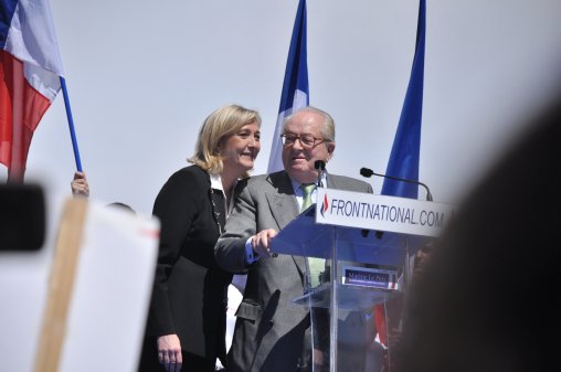 Photo de Marine Le Pen et son père Jean-Marie Le pen, à la tribune d'un meeting du Front National