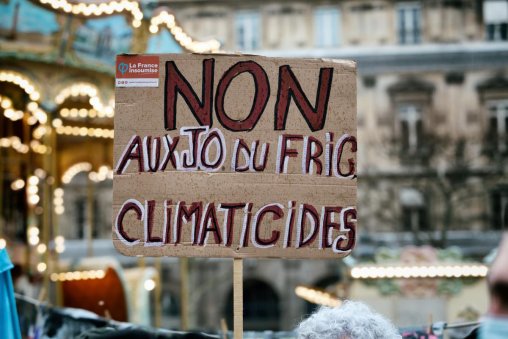Pancarte critiquant les consequences climatiques des jeux olympiques Paris 2024. Rassemblement contre les jeux olympiques Paris 2024, Paris, 6 fevrier 2021