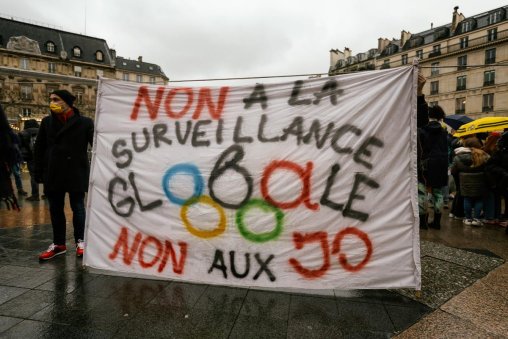 Banderole contre la surveillance intauree avec les jeux olympiques de Paris 2024. Rassemblement contre les jeux olympiques Paris 2024, Paris, 6 fevrier 2021.